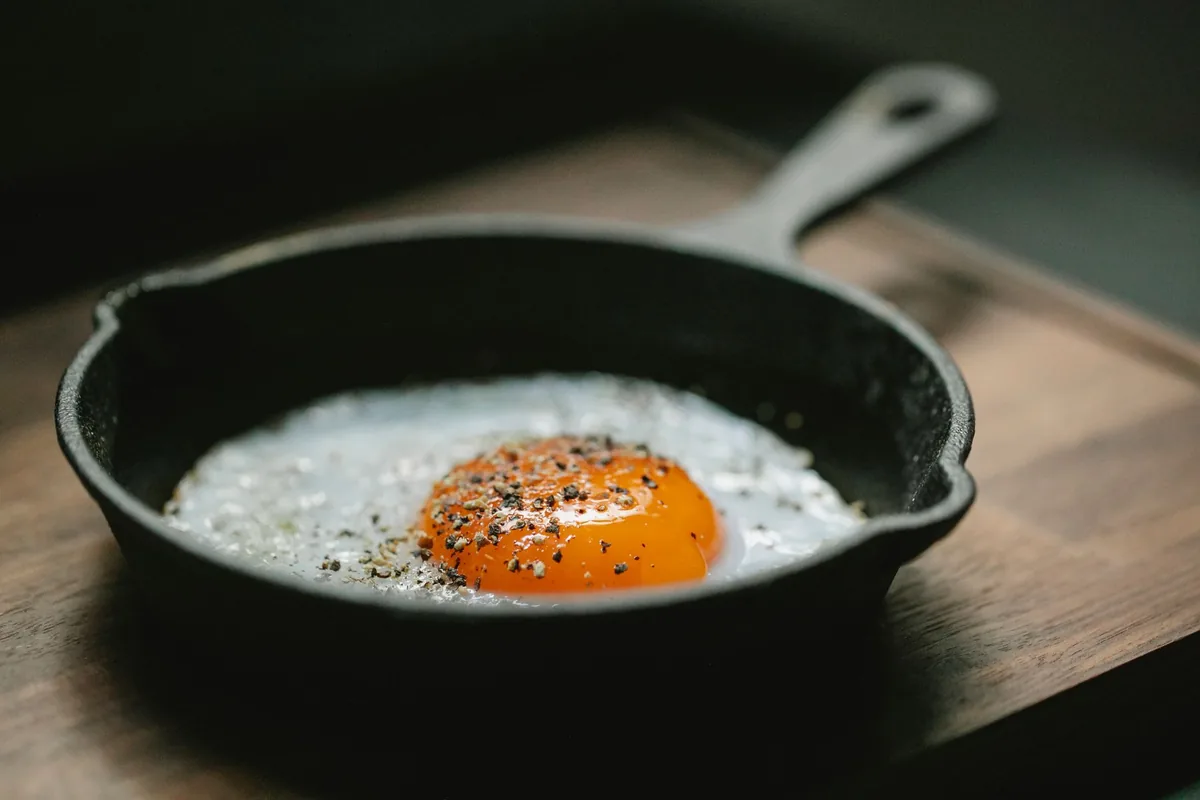 A fried egg in a pan