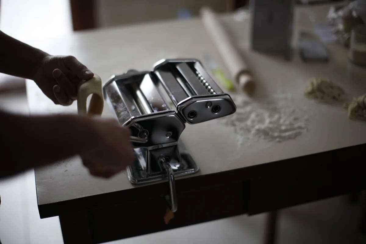 A manual kitchen tool