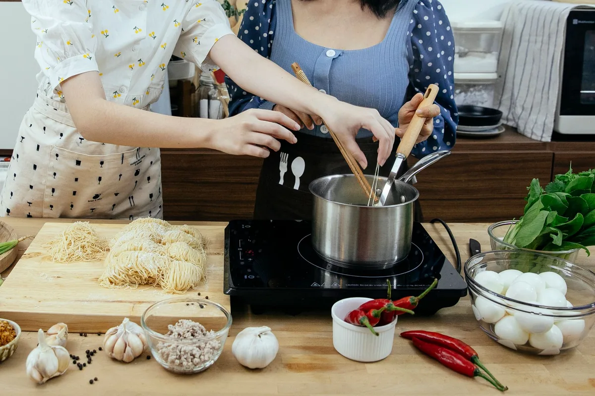 Boiling noodles in a saucepan