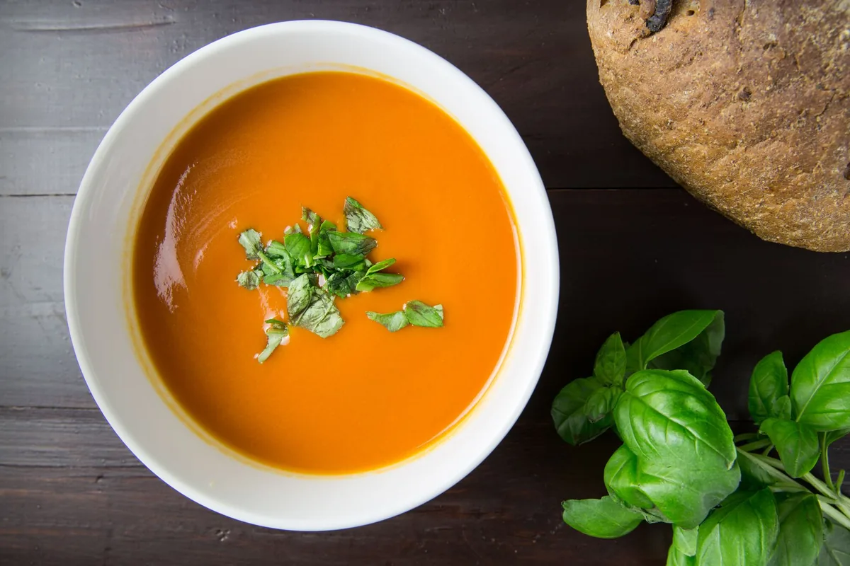Creamy tomato soup with bread