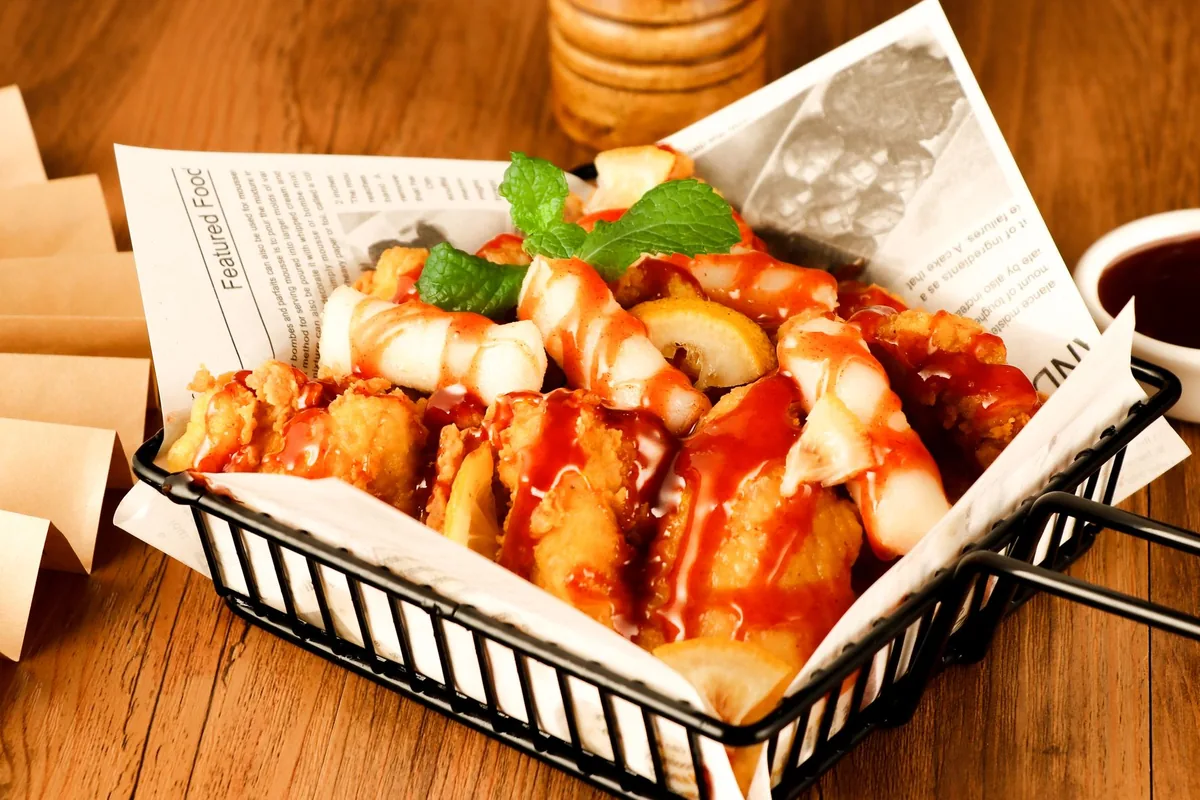 Crispy fried chicken with spicy sauce
