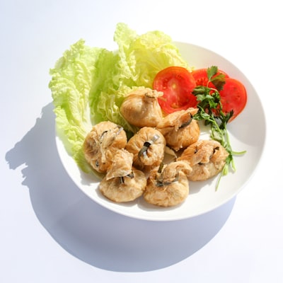 Breaded fried mushrooms with lettuce and tomato garnish
