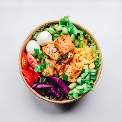 Grilled chicken salad with fresh vegetables in a bowl