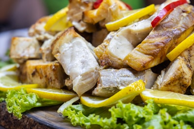 Grilled chicken strips with lemon and lettuce