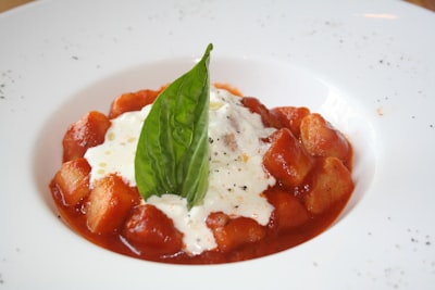 Tomato sauce with fresh mozzarella and basil