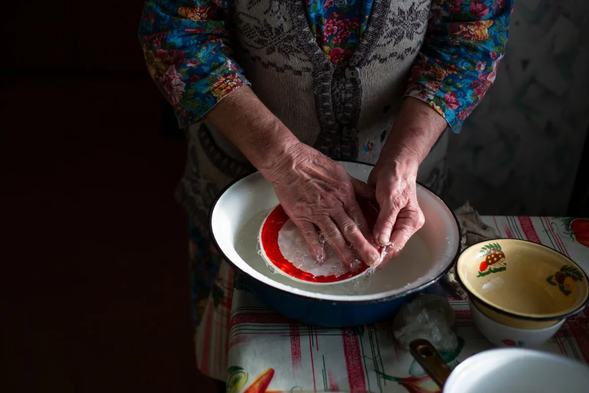 Rinsing rice in water