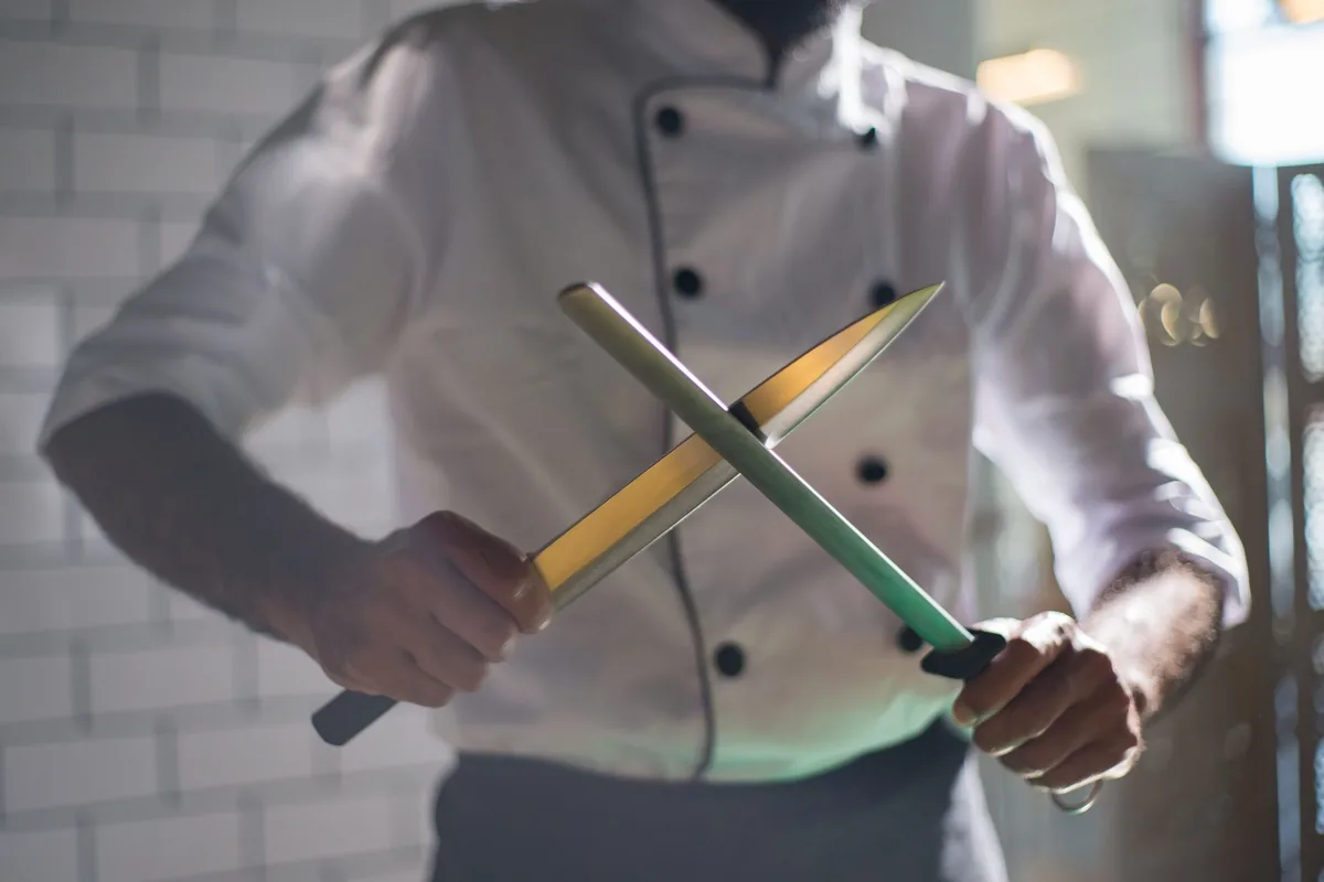 Running a blade down a honing rod