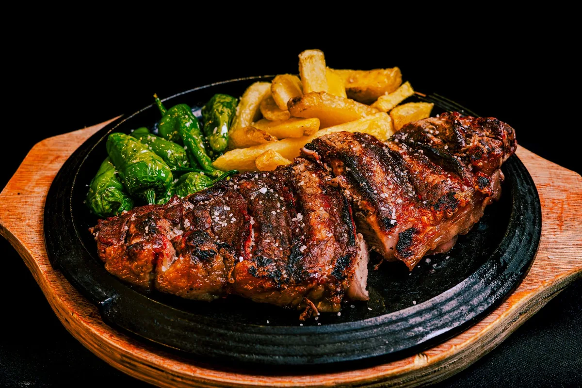 Seasoning a steak with pepper