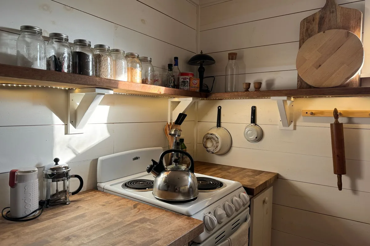 Small kitchen with a compact worktop and hob