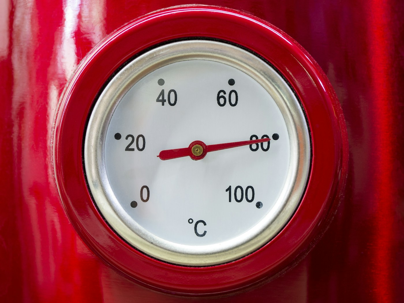 Round analog thermometer gauge showing temperature in Celsius