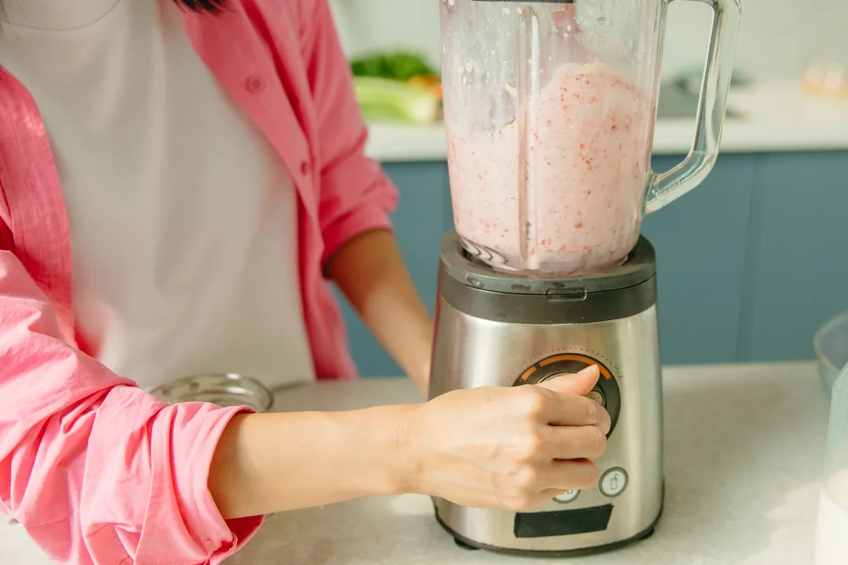 Using a blender to make a fruit smoothie