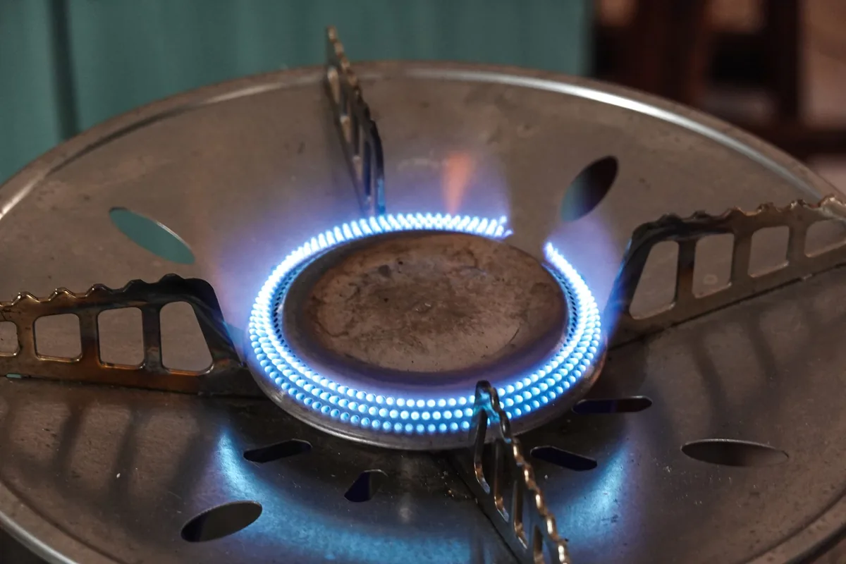 A ring of blue gas flames on a portable burner
