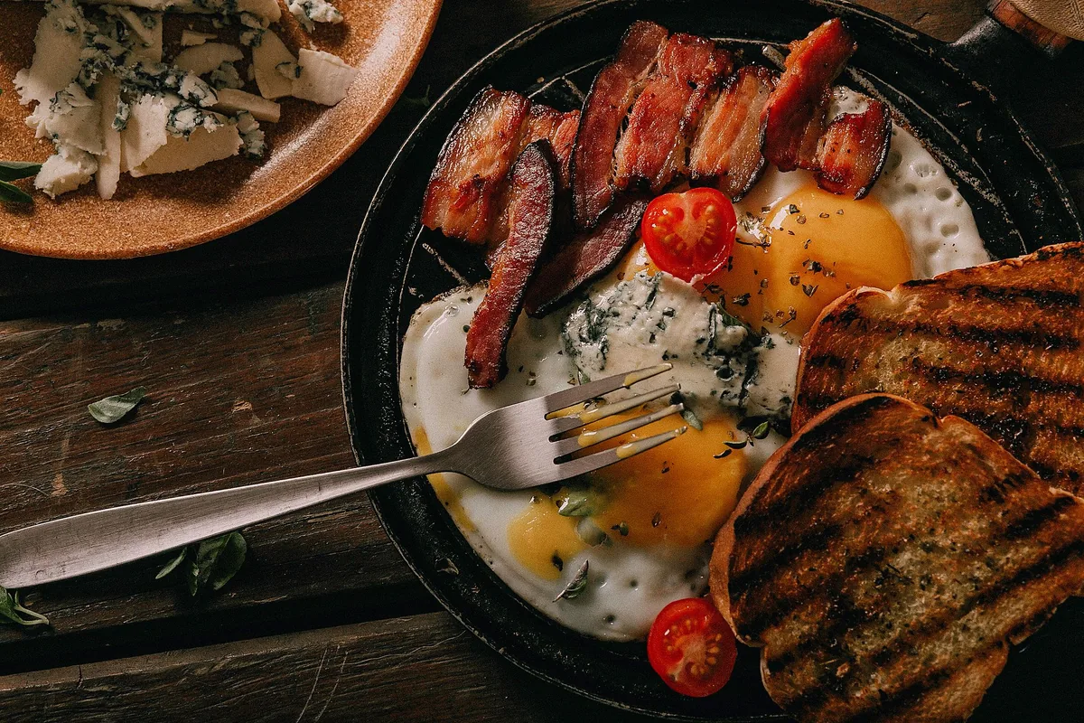 Bacon, eggs and toast in a cast iron pan